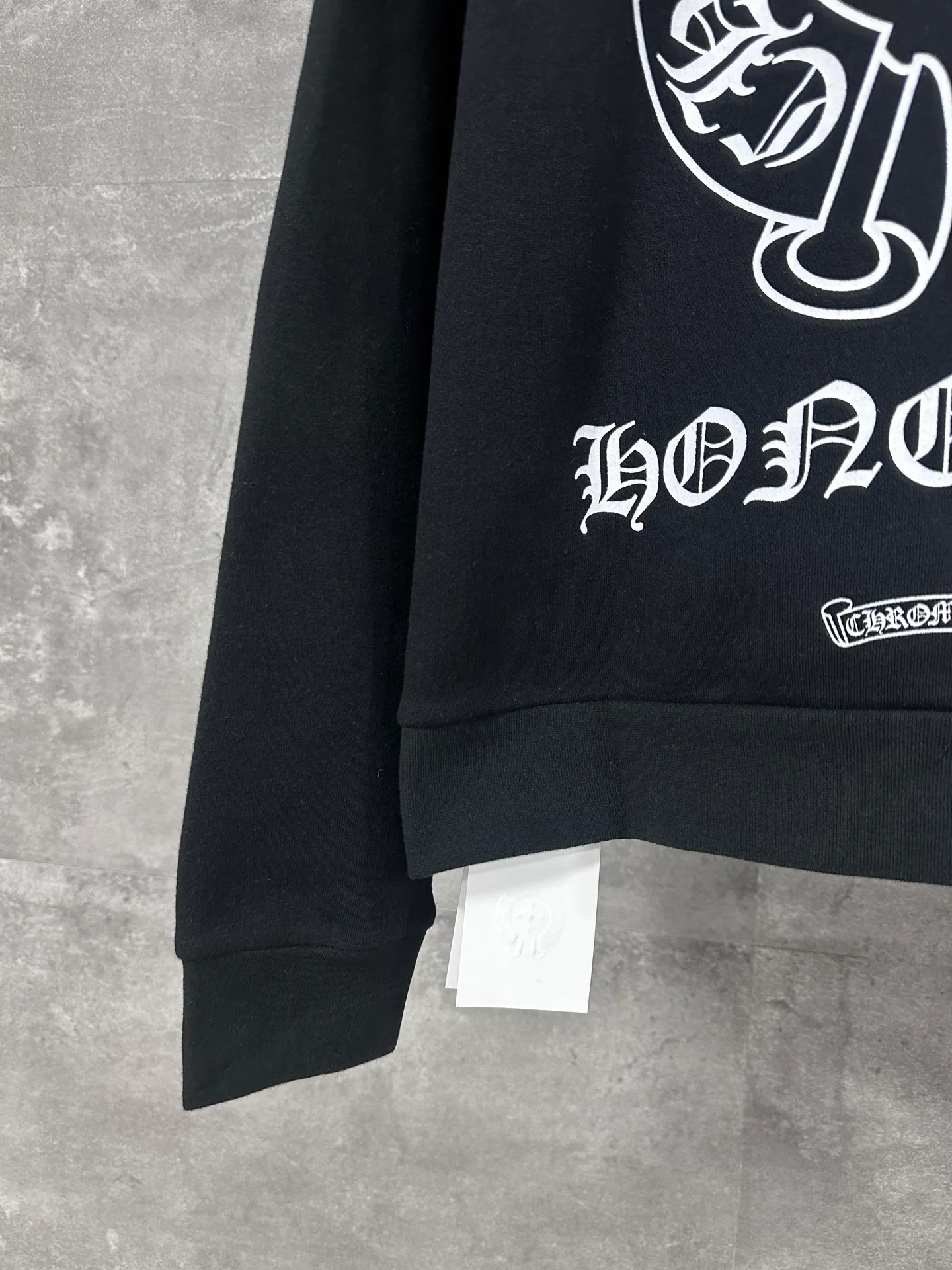P350 💰 Chrome Hearte/Chrome Heart Sanskrit letter rattan flower cross horseshoe hooded zipper sweatshirt jacket 25SS New York City limited zipper hooded sweatshirt The fabric is made of 420g thin velvet coarse fish scale fabric. The printing is based on the original version with hand glue printing. The finished product is brushed and washed to shape. It feels very good. Real antique silver chain head (focus: zipper puller is sprayed with silver to make it old) size: S M L
